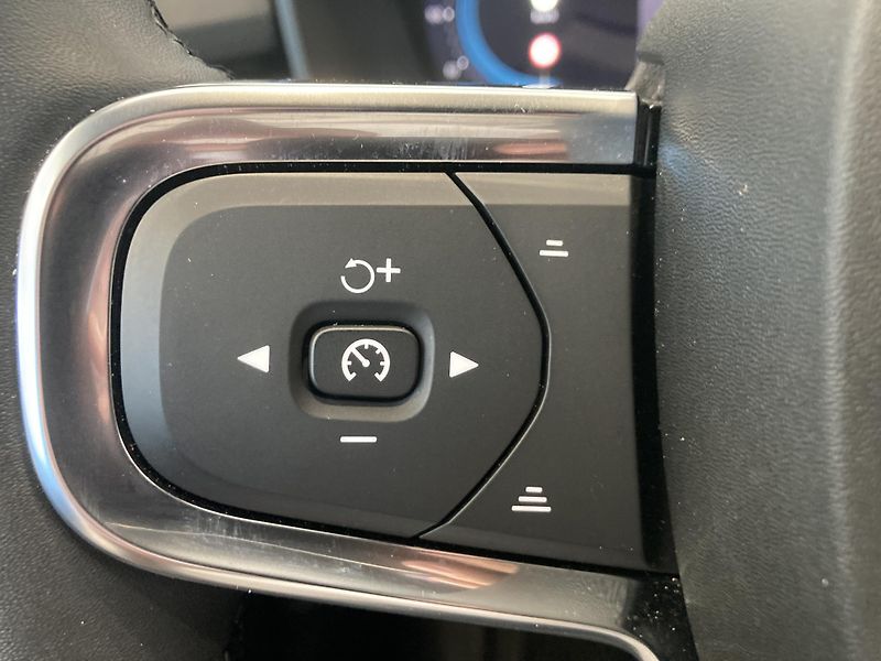 Volvo XC40 B3 FWD PLUS DARK - fotka 28 z 29