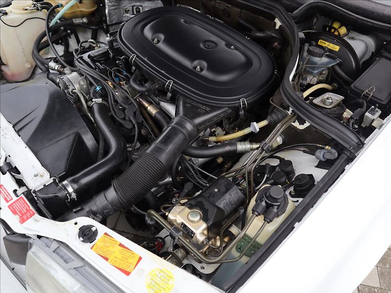 Mercedes-Benz 200 2,0 124 E Coupe SportLine - fotka 16 z 26