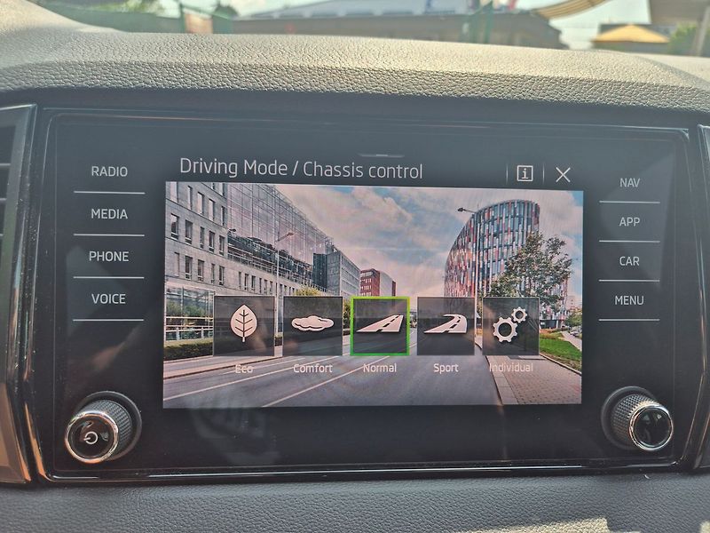 Škoda Karoq 1,5 TSI 110kW SportLine, CZ, 1 - fotka 19 z 28
