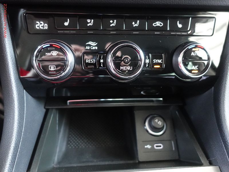 Škoda Superb (2021) 1.5 TSi, 2.maj,ČR, Style - fotka 23 z 28
