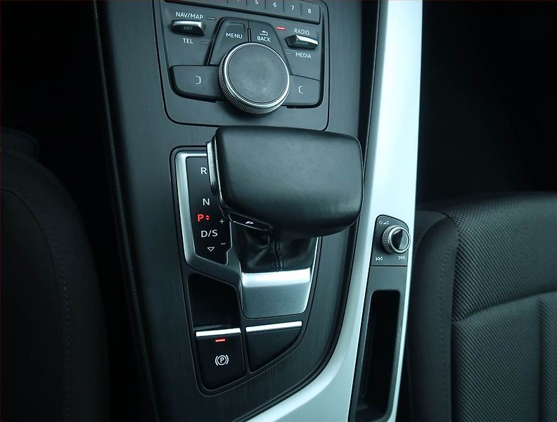 Audi A4 (2018) Sport 2.0 TDI, Automat, Navi - fotka 13 z 17