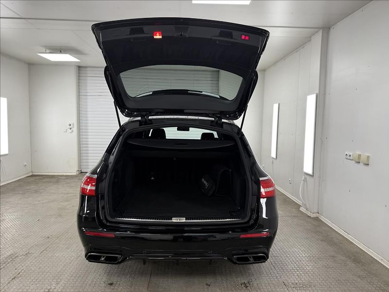 Mercedes-Benz Třídy E 4,0 Mercedes-AMG E 63S 4MATIC+ - fotka 13 z 35