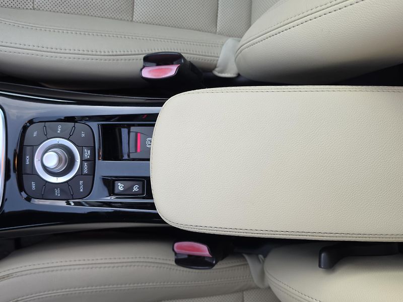 Renault Laguna 2.0dCi 131kW INITIALE*PANORAMA - fotka 25 z 58