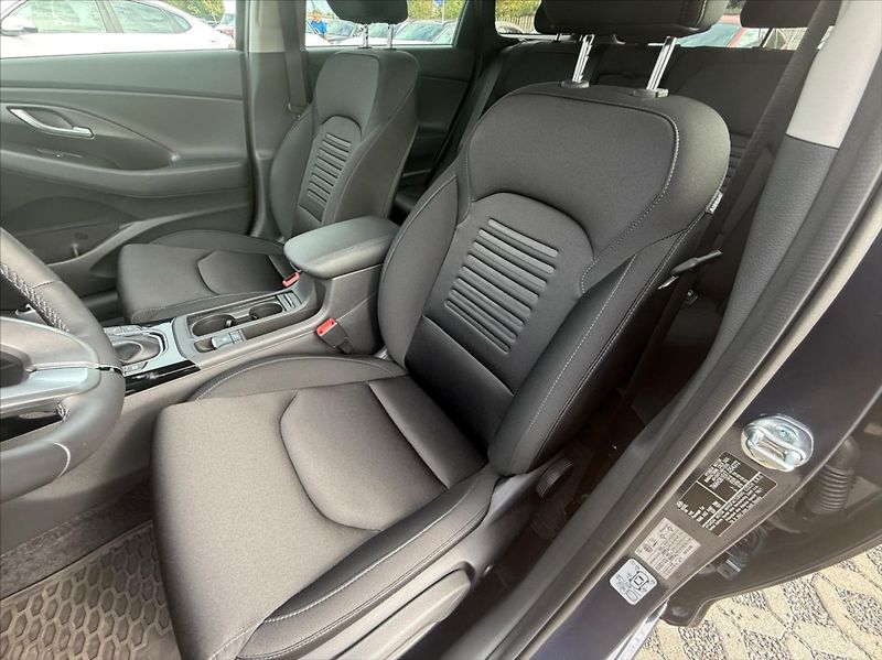 Hyundai i30 1,6 TGDI STYLE AT 1.MAJITEL - fotka 8 z 15