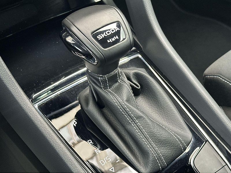 Škoda Karoq (2024) 2.0 TDI 4x4 DSG Sportline - fotka 15 z 33