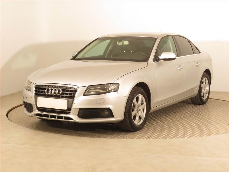Audi A4 (2010) Ambiente 2.0 TDI, Xenony - fotka 2 z 15