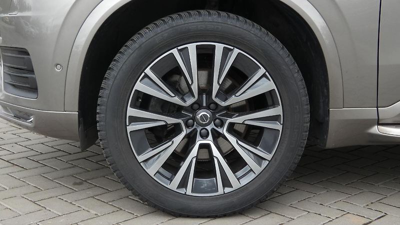 Volvo XC90 B6 AWD Momentum Pro Auto - fotka 26 z 27