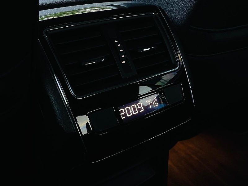 Škoda Superb 2.0TDI AUTOMAT SENZORY LED - fotka 43 z 49