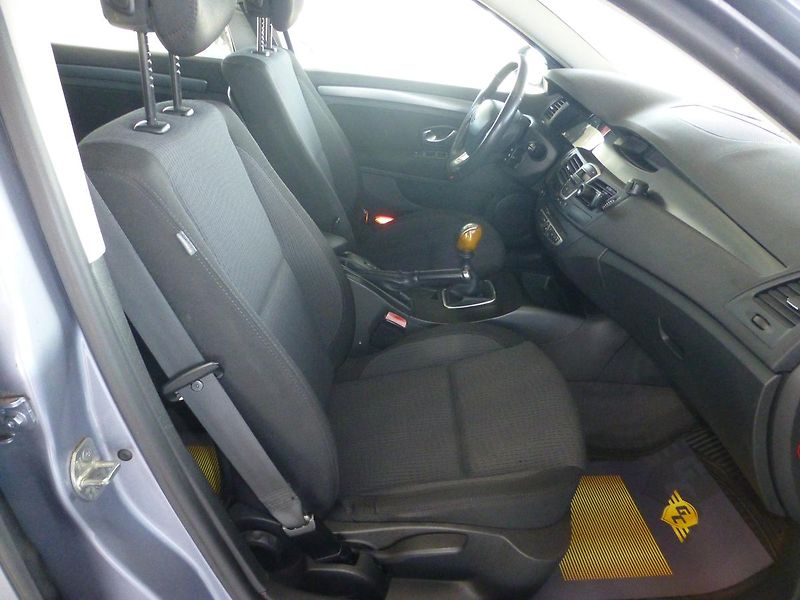 Renault Laguna (2008) 1,5DCI-81KW*PARK.S**ALU**TAŽNÉ - fotka 19 z 26