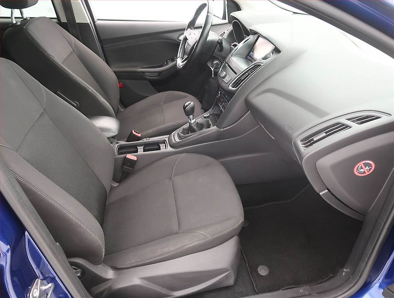 Ford Focus (2015) 1.5 TDCi, Navi, Tempomat - fotka 9 z 17
