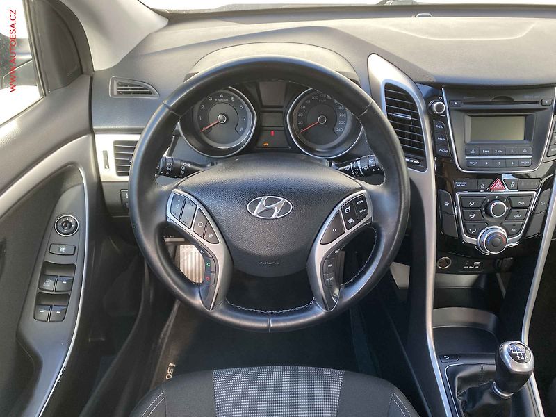 Hyundai i30 (2017) 1.6GDi, ČR, AC, temp - fotka 11 z 16