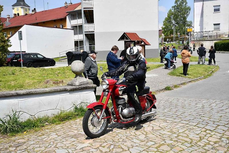 Historická vozidla a motorky projely v sobotu Českým lesem v rámci vyjížďky zvané Po pašeráckých stezkách.