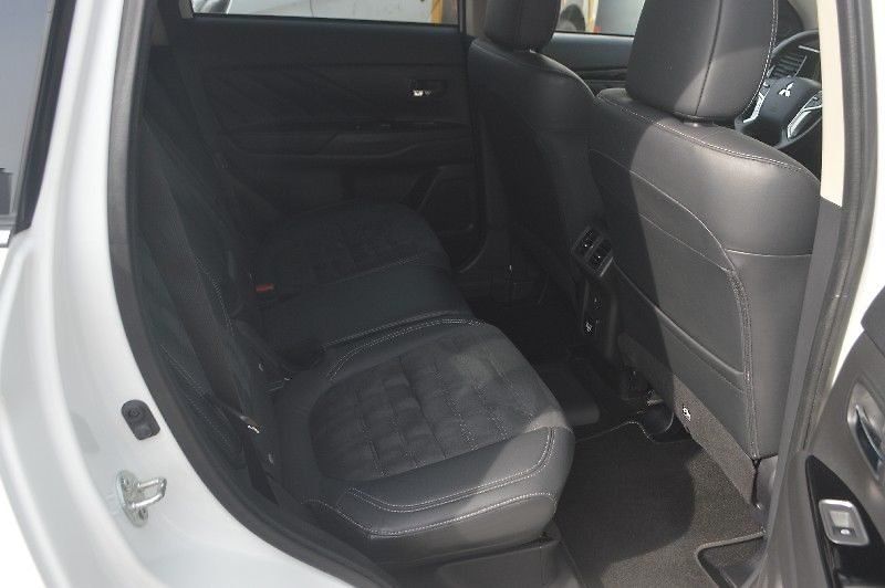 Mitsubishi Outlander 2,4 4x4 - fotka 4 z 26