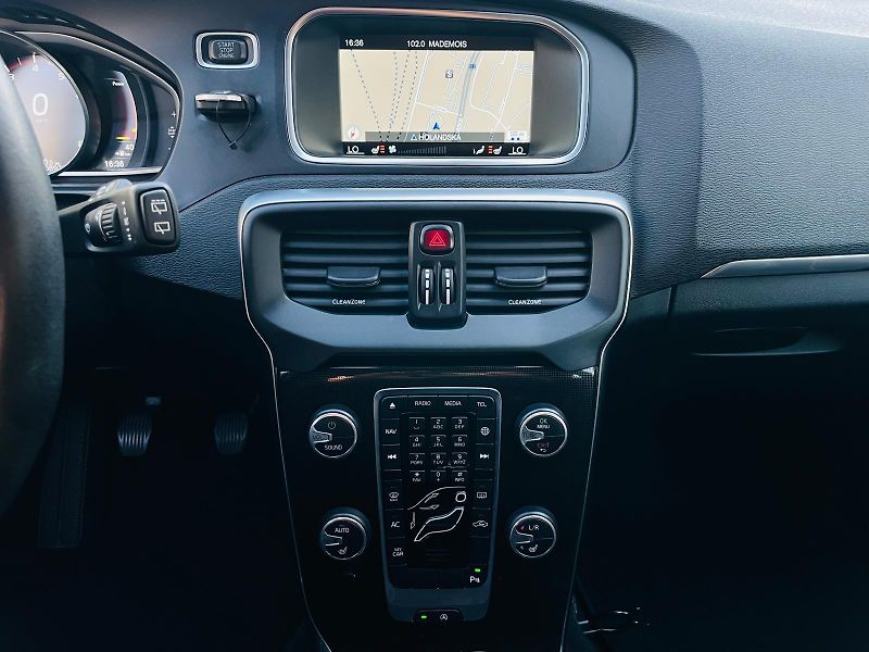 Volvo V40 2.0i MANUÁL KAMERA SERVISKA - fotka 35 z 45