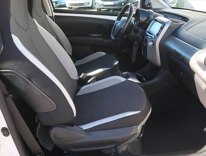 Toyota Aygo (2015) 1.0 VVT-i, Tempomat - fotka 9 z 18