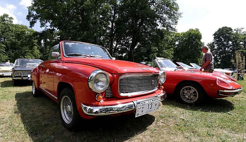 Sokolovská soutěž ElegancRallye vystavila železné miláčky u zámku Kynžvart