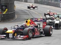 Mark Webber se raduje z triumfu ve Velké ceně Monaka.