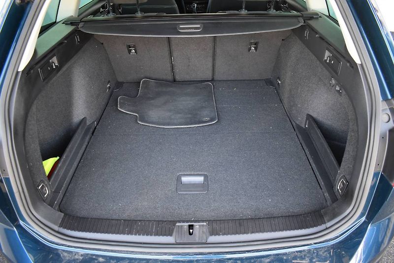 Volkswagen Passat Variant (2023) 1.5TSI 110kW, LED, tažné - fotka 13 z 24