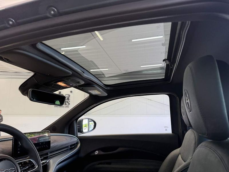 Fiat 500e (2025) Giorgio Armani Hatchback 42 kW - fotka 21 z 29