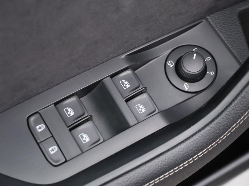Škoda Superb 2,0 TDI 140kW DSG Sportline - fotka 15 z 36