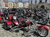 Motorkáři v Olomouci zahájili novou sezonu. Na Horní náměstí, odkud vyrazili směr Šternberk, se jich před nedělním polednem sjely stovky, 26. května 2024