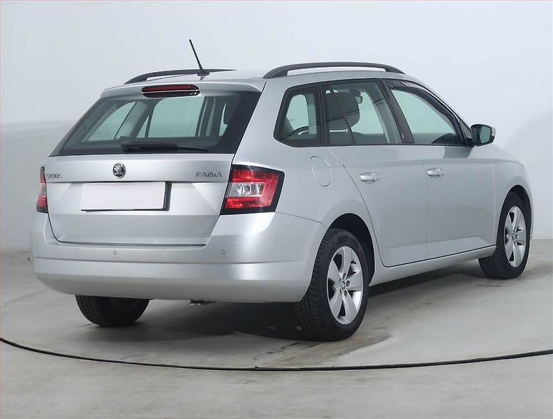 Škoda Fabia (2017) 1.0 TSI, Park. senzory - fotka 5 z 19