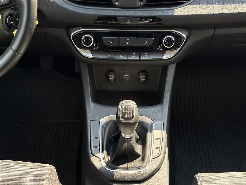Hyundai i30 1,5 1.5i  Trikolor - fotka 13 z 18