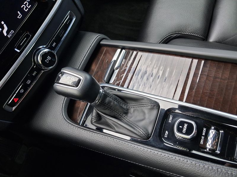 Volvo V90 (2017) 2,0 D5 173kw SERVISKA TOP STAV - fotka 31 z 51