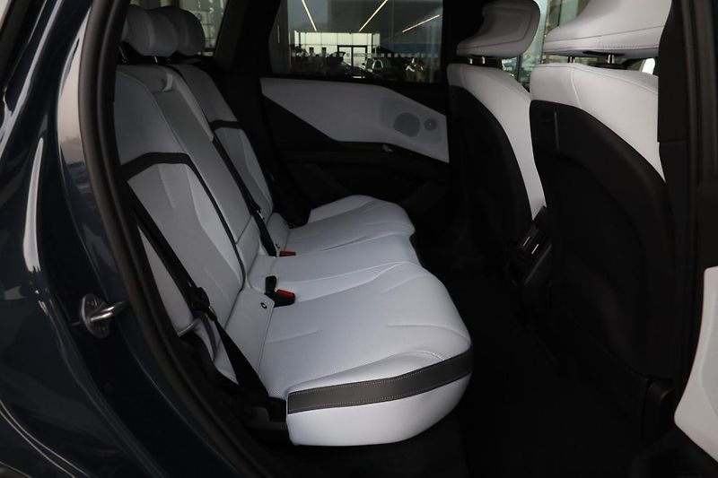 BMW iX3 50 xDrive - fotka 6 z 18