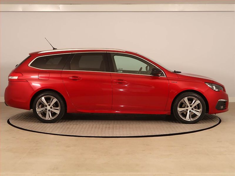 Peugeot 308 (2019) GT Line 1.2 PureTech - fotka 6 z 19