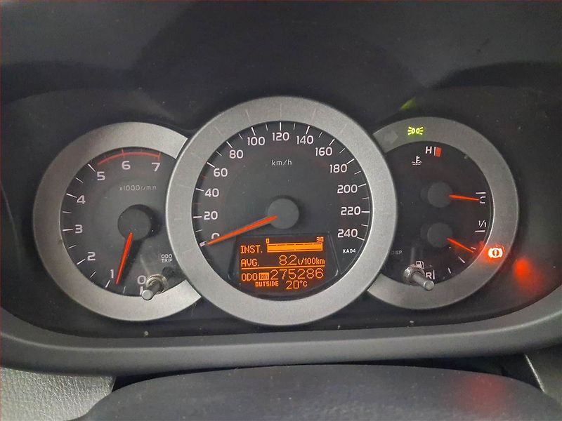 Toyota RAV4 (2007) Executive 2.2 D-CAT, 4X4 - fotka 11 z 17