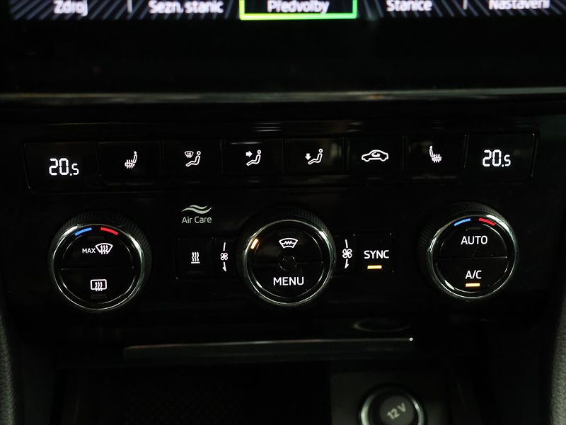 Škoda Superb 2,0 TDI Virtual Matrix Webasto - fotka 24 z 33