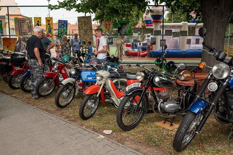 Historie na čtyřech kolech. Telnice hostila přehlídku autobusových legend.