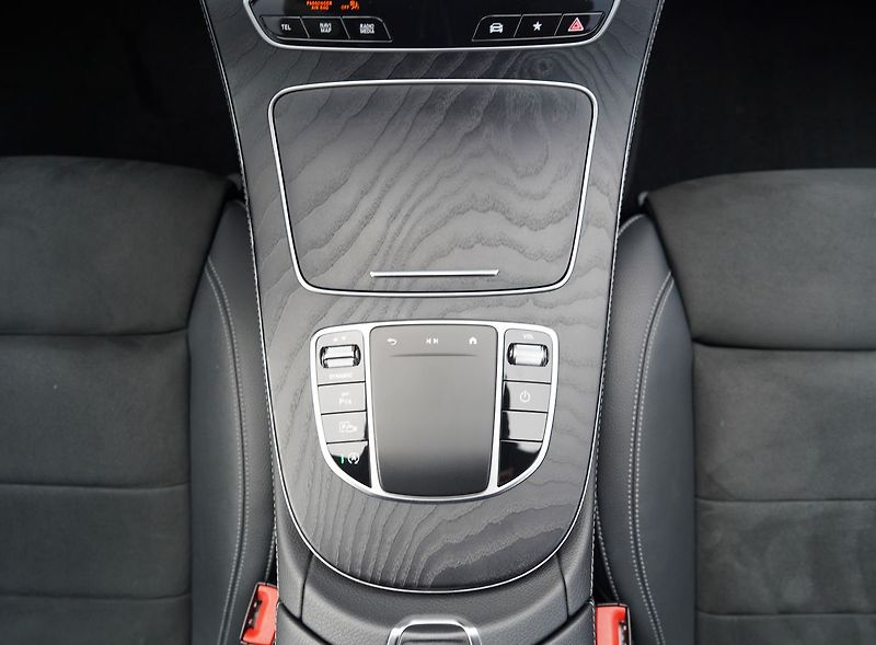 Mercedes-Benz Třídy E E 200 4Matic AMG/LED/360/ČR - fotka 30 z 40