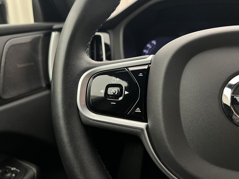 Volvo XC60 B4 AWD R-DESIGN AUT CZ - fotka 25 z 45
