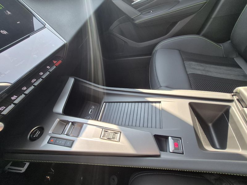 Peugeot 408 (2026) GT Hybrid 145 e-DCS6  - fotka 23 z 24