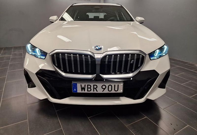 BMW i5 eDrive40 Touring M Kamera Taž. - fotka 3 z 12