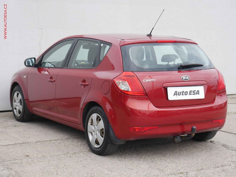 Kia Ceed (2009) 1.4i, 2.maj,ČR, tažné - fotka 4 z 17