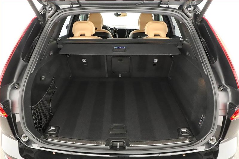 Volvo XC60 (2023) D5 AWD - fotka 11 z 20