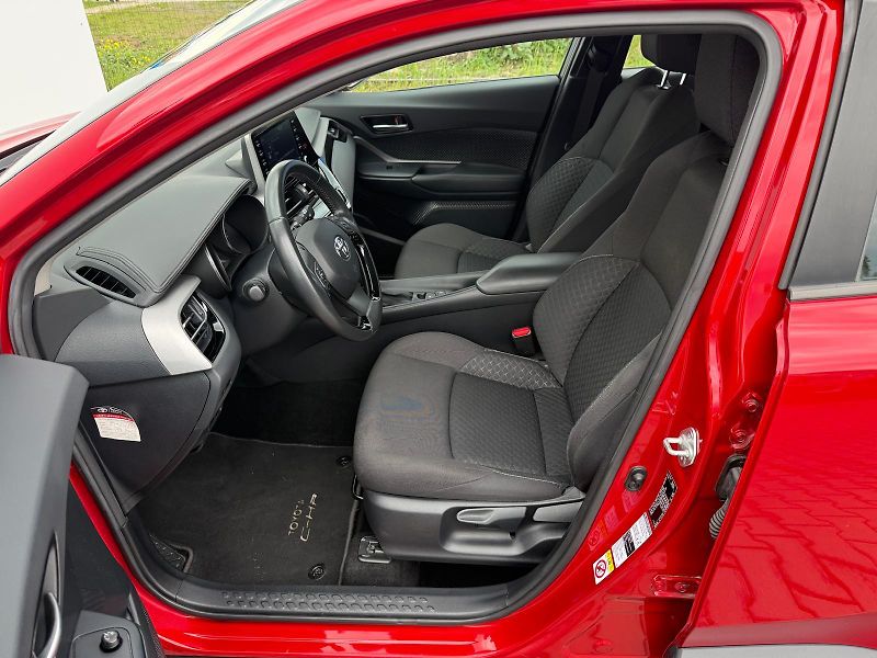 Toyota C-HR 1.8 HSD e-CVT Comfort - fotka 11 z 27