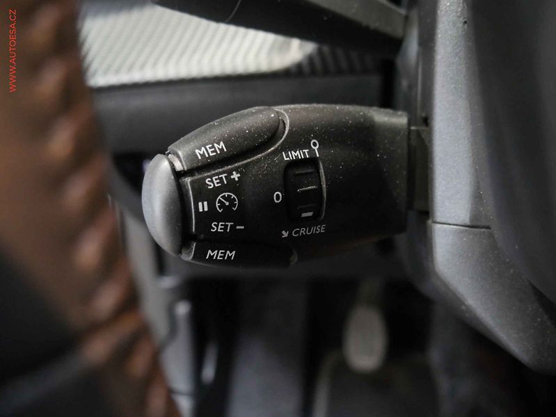 Peugeot 2008 (2021) 1.2 PT, 2.maj,ČR, servis - fotka 14 z 18