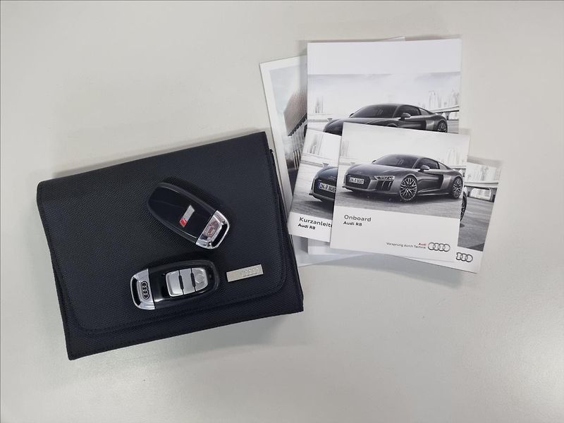Audi R8 5,2 FSI V10 plus QUATTRO Ceram - fotka 41 z 41