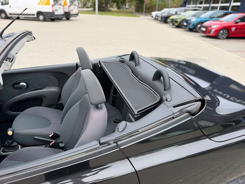 Nissan Micra Cabrio HardTop 1.4 90 - fotka 12 z 29