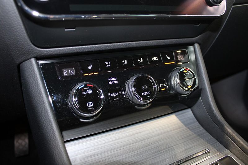 Škoda Superb TDi DSG Combi LED/DPH - fotka 20 z 27