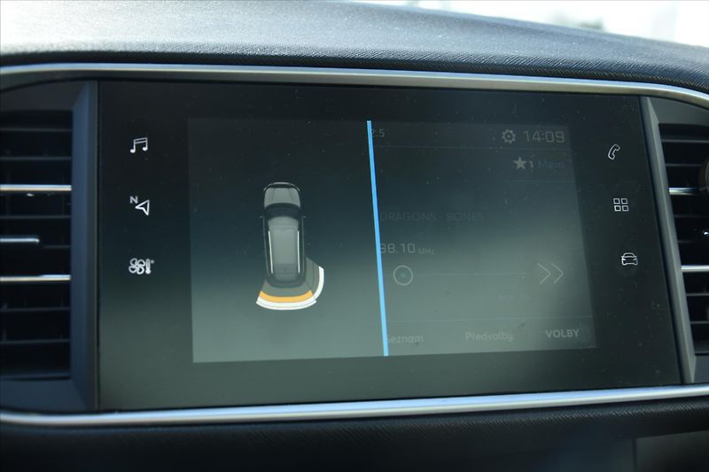 Peugeot 308 SW 1.5HDI 96kW LED PANORAMA ČR - fotka 18 z 23