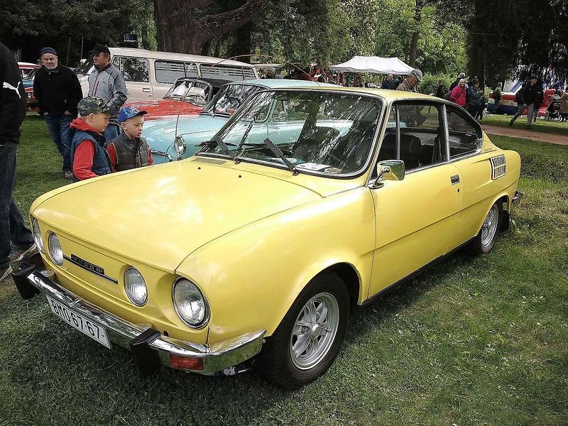 Habrovany cestovaly časem. Park zaplnily historické automobily i motorky.
