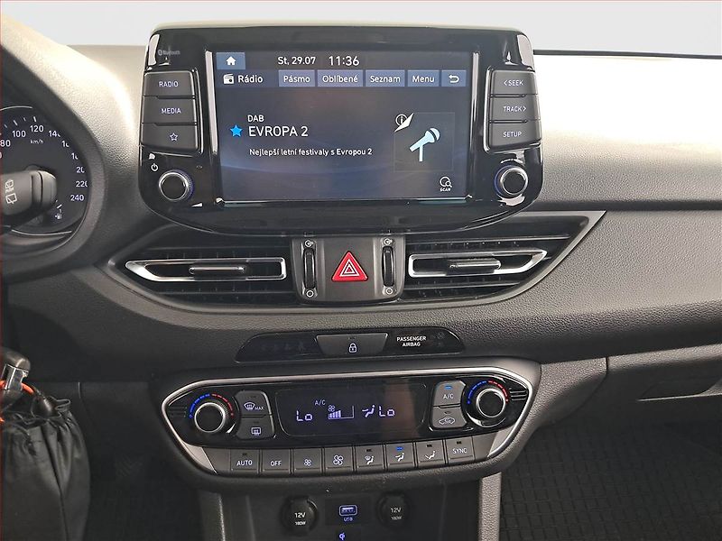 Hyundai i30 (2021) 1.5 T-GDI MHEV, Tempomat - fotka 12 z 15