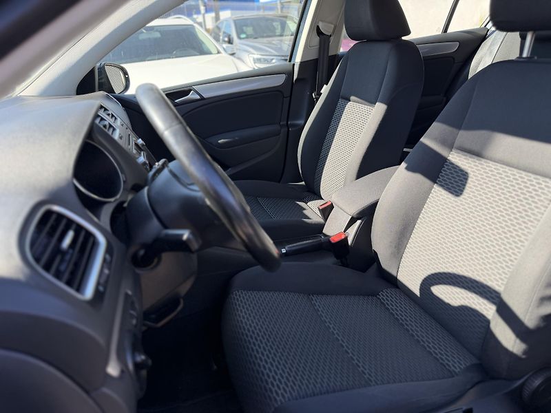 Volkswagen Golf 1.4 16V, 59kw, manuál  - fotka 9 z 13