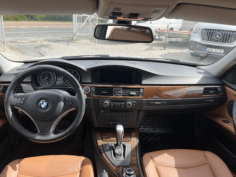 BMW Řada 3 (2011) 330D XDRIVE 3.0 V6 REZERVACE - fotka 12 z 20