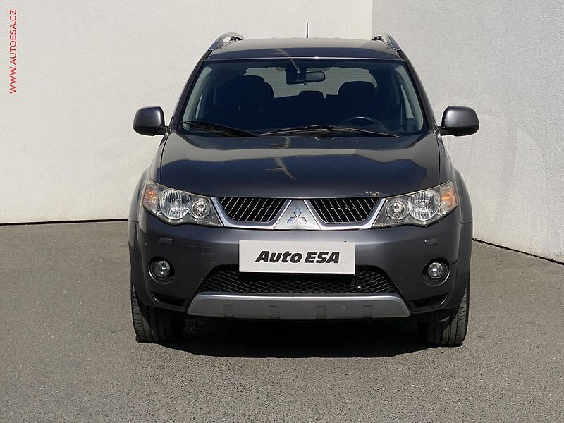 Mitsubishi Outlander (2009) 2.2d 4x4, 7míst, servis.kniha - fotka 2 z 16